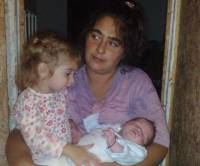 Щастливата майка Стела с Елица и новородения Ясен