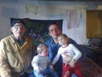 Илко с двете деца на гости на дядо си Иван от Българско сливово