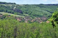 Скрито в дъбовите гори, дали името на селото, то е непристъпно за циганите в съседния Котелски район