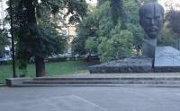 Паметникът на Стефан Стамболов в София се издига близо до мястото, където видният политик е зверски посечен, както в последствие се оказва, от свои земляци