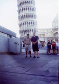 Жоро Костадинов е обиколил почти целия свят. Под наклонената кула в Пиза е с колегата Велизар Маджаров от „24 часа“