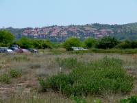 трактивните имоти се намират точно срещу елитното ваканционно селище „Санта Марина“, което се свързва с Емел Етем