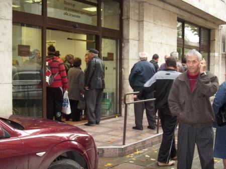 Бургаски зам. кмет изнудва инвалиди и пенсионери
