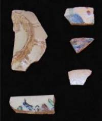 Фрагменти от керамика с цветна глазура от ХVІ-ХVІІ век, намерени при църквата „Св. Богородица”.