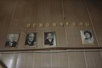 Стената с портретите на основателите на ТПК „Котленски край“ днес представлява тъжна гледка
