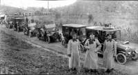 Март 1913 г. Инспекторът на Инженерните войски ген. Янков (в средата) изпраща на път за Одрин автомобилния парк на армията с началник капитан Стилиян Максимов (крайният вляво)