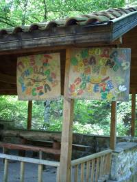 Деца от читалището в Малко Търново са изработили пъстри табели на заслона, призоваващи към опазване на природата
