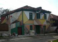 Някои от собствениците на къщите в странджанското село се опитват да им придадат съвременен вид, като на тази закачлива фасада