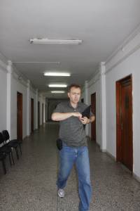 Адвокатът на Ивайло Зартов Атанас Петров тича към съдебната зала. Юристът се появи доста неглиже, а но не толкова видът му смути магистратите, колкото абсурдните му твърдения в защита на Зартов