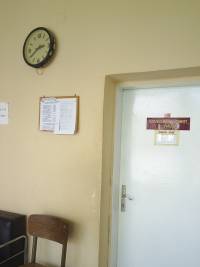 Кабинетът на д-р Ралева в Малко Търново. Часовникът от незапомнено време показва 3 без 20