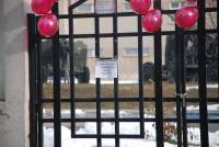 ... розовите балони за Свети Валентин, с които е окичен музея на бойната слава, направо шокират