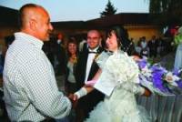 Борисов бе скъп гост на сватбата на Мелис Джини  и Илтер Бейзат, на която присъстваха и цял рояк активисти и лидери на ДПС. Кум на младото семейство бе Валентин Златев