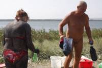 По 3 лева върви половин литър от лечебната кал, която пишман масажистът загребва направо от езерото, снимки Николай Недев