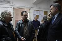 Шефът на „Анхиалски солници“ Таня Гюрова (вляво), общинският съветник Илия Джингов (в средата) и адвокат Евгени Атанасов се чудят защо кметската администрация абдикира от битката за два декара земи