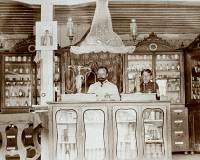 Софийски аптекар в своята аптека с помощника си в началото на миналия век