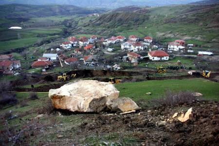 Село оцеля по чудо, затиснато от скална маса