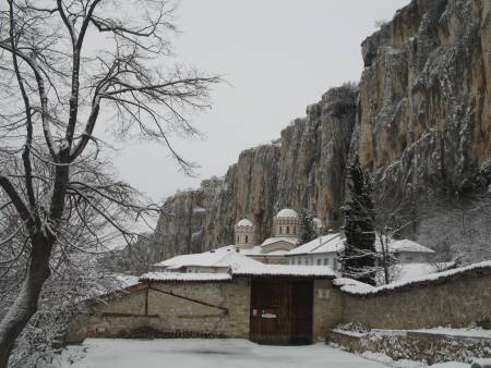 Земята поглъща манастир край Велико Търново