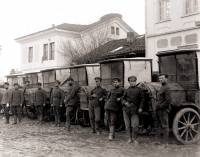 Пощенски служители с пощенските коли в Разлог през 20-те години на ХХ в.