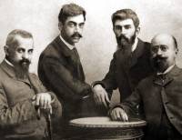 Пенчо Славейков (първият вляво) с колегите си от литературният кръг „Мисъл”: Пейо Яворов, Петко Тодоров и д-р Кръстю Кръстев през 1905 г.