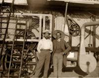 Български земеделци пред механизирана зърно-преработвателна машина (комбайн) в началото на миналия век, снимка: www.lostbulgaria.com