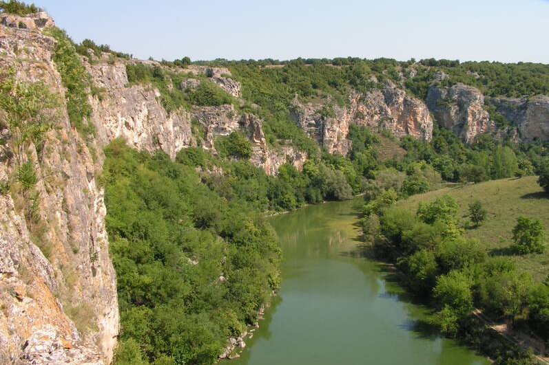 Водите на река Русенски Ром и притоците й, между които и Черни Лом, се извиват през приказен каньон в хълмистата част на Дунавската равнина. На някой от завоите, Паисий намира гибелта си
