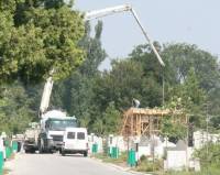 А атракцията в Централните гробища в Пловдив е строеж на къщи на два ката направо върху гробовете