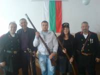 Здравески с най-големия си син и български опълченски униформи