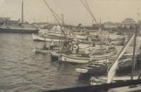 Стара картичка с рибарски лодки, акустирали на Варненското пристанище