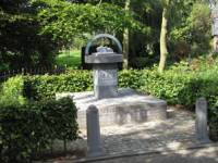 Паметник, издигнат в холандското градче Нижброек по повод шапната епидемия, разразила се в Северна Европа през 2011 г. 