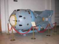 Музеен експонат на първата съветска атомна бомба РДС-1 в Музея на ядреното оръжие в град Саров