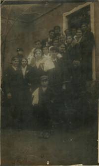Стоян (най-отгоре с военната фуражка) в отпуск през 1936 г. за сватбата на свой роднина