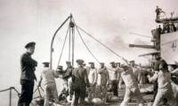 Товарене на боеприпаси на борда на „Ростислав“ (1915 г.)