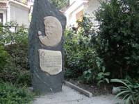 Паметник на Павел Бобеков в двора на великотърновската църква „Св.Никола“