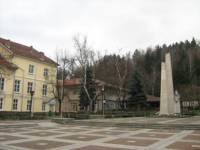 Центърът на Елена с паметника-символ на града