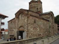 Църквата „Св. Йоан Кръстител“ е строена през ХІ в. Туристите могат да разгледат уредения в нея малък археологически музей и запазените фрески от ХІІІ в.