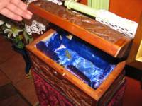 Дървеното ковчеже, в което се пазят кръстът-реликварий и стъкленицата с оцелелите частици от Разпятието