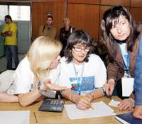 Мария Петрова (вдясно) зорко следеше целия процес по време на форума. Тя е жената, която основно изнесе техническата организация на НФСБ