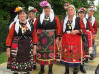Меракът за пеене събрал бабите в групата за изворен фолклор от село Бял извор, община Опал