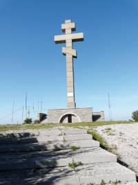На Околчица кракът на Ботев не е стъпвал, там са били разположени турските войски, но пък върхът се е оказал подходящ за мемориала на четата