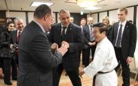На министъра-брокер повече му отива да е боксова круша (на снимката - позабравен момент от визитата на Мирослав Найденов и Бойко Борисов в Япония)