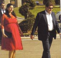 Златев с бременната си с второ дете съпруга посрещат гости и подчинени политици в Правец                      Снимка “Hello България”