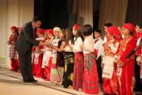 Кърджалийският кмет Хасан Азис поздравлява български дечица по повод „празника на детето в Турция“, който те отбелязаха на сцената с изпълнението на турски песни и танци