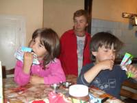 Петгодишната Мария и братчето й Динко, на 6 години, неотдавна за първи път вкусиха шоколад