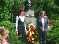 Възстановеният тази година бюст-паметник край Пирдоп