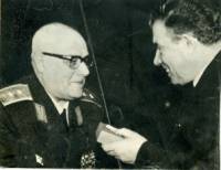 Иван Винаров (вляво) при връчването му на орден „Ленин“ през 1966 г. от тогавашния посланик на СССР у нас Н. Органов