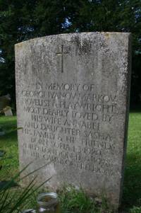 Надгробната плоча на писателя, на която пише: „Починал в Лондон за каузата на свободата“ 