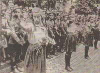 Членове на младежка организация отдават чест по време на траурното шествие преди погребението на цар Борис ІІІ на 1 септември 1943 г.
