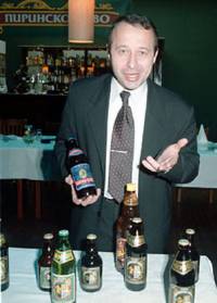 Нищо чудно след време концесионера на минералния извор Петър Александров да започне да произвежда „Пиринско пиво“ с вода от Водица