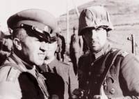 Генерал Владимир Стойчев обсъжда с командира на парашутния батальон хода на операцията край Стражин през 1944 г. 