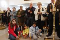 На откриването на храма в Твърдица и малки, и големи запалиха по свещица за здраве и благополучие